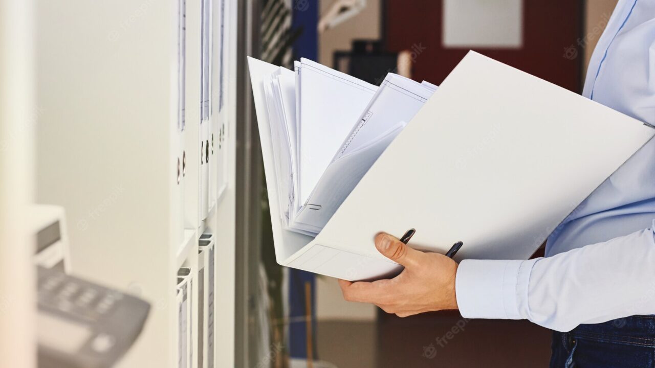 En proceso ejecutivo no son procedentes excepciones que controviertan la legalidad de los actos administrativos presentados para el cobro