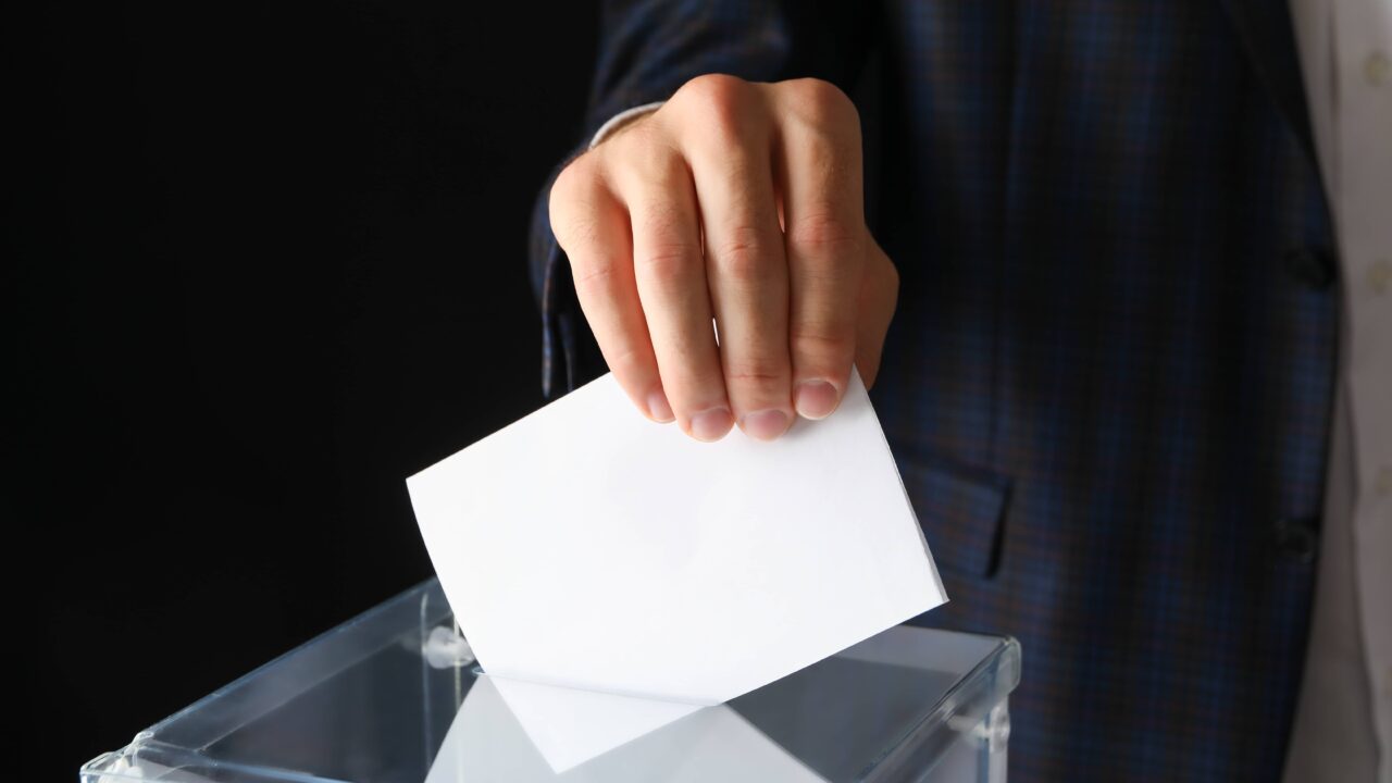 Caducidad de la acción electoral; diferencia entre el acto electoral y la publicación del acta de la sesión de elección