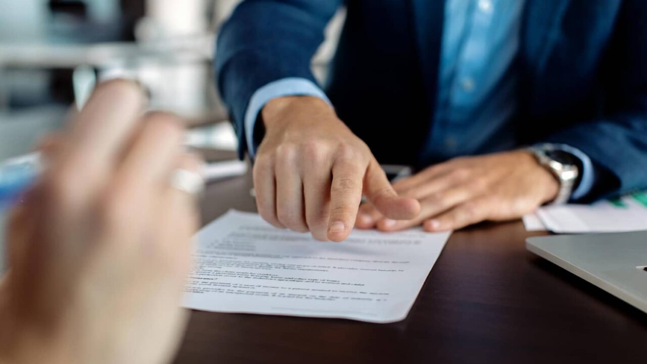 Reparos contra el auto que inadmite demanda, se sustentan en recurso de reposición; no procede alegarlos cuando se apela el auto que rechaza la demanda