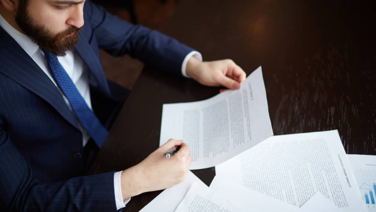 Exclusión irregular de oferente en proceso de selección, conlleva a la nulidad del acto de adjudicación y, por ende, a la nulidad absoluta del contrato