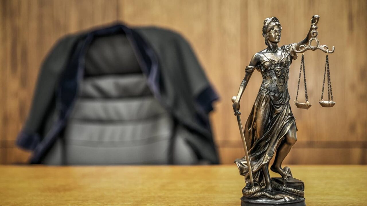 ¿Puede un juez pronunciarse sobre aspectos no contemplados en la fijación del litigio?