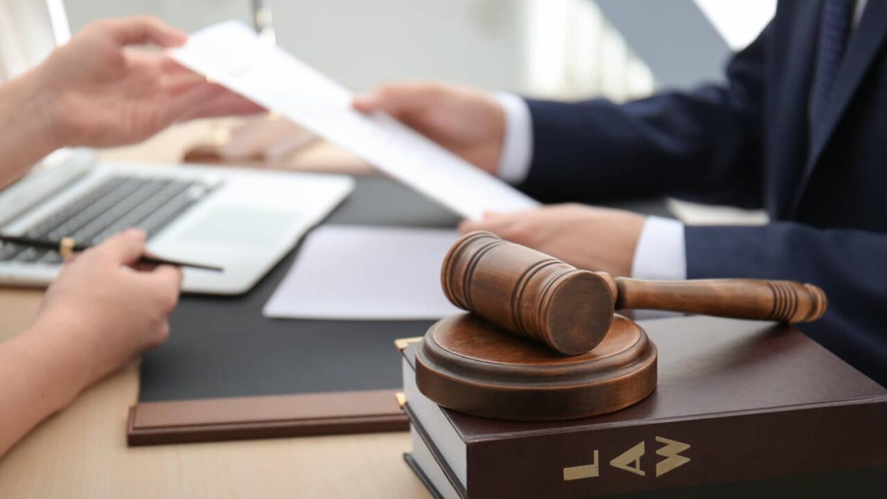 ¿Cómo deben aplicarse posturas jurisprudenciales contrarias?