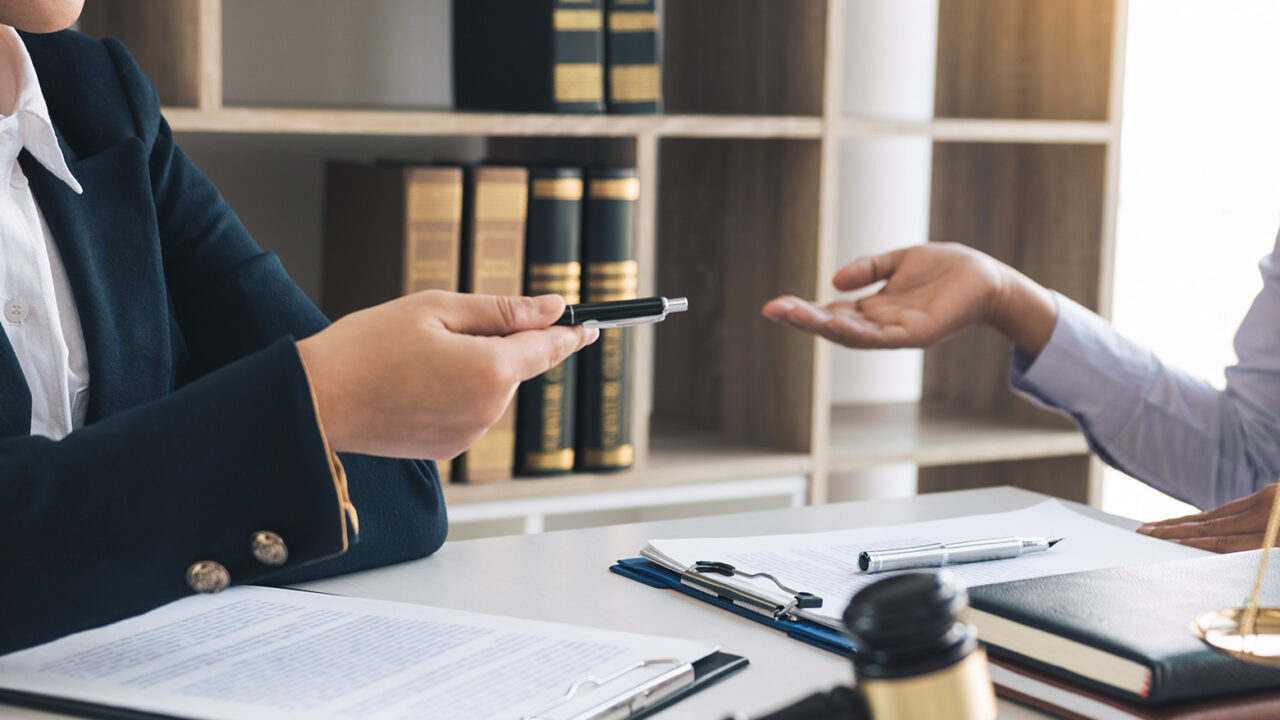 Reparación de perjuicios por revocatoria de acto de apertura de proceso de licitación, no procede invocando el medio de control de reparación directa.