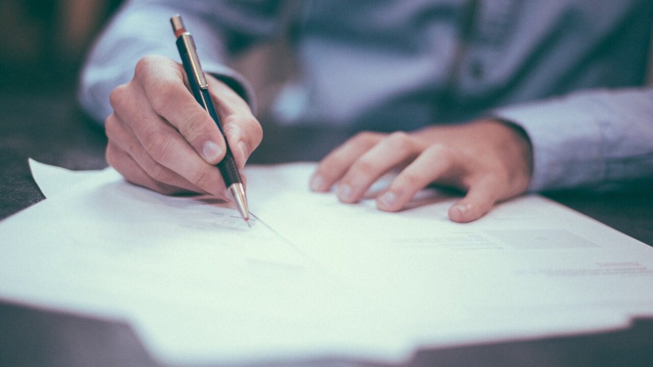 Unificación jurisprudencial: Efectos que produce la ausencia de salvedades, cuando se firman suspensiones, adiciones o prórrogas del plazo contractual o se pactan contratos adicionales u otrosíes.