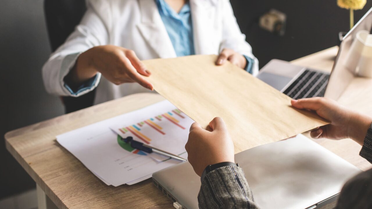 La fijación del litigio define los hechos que deben ser probados por las partes en un proceso judicial, el cual, al adquirir firmeza, no puede ser modificado.