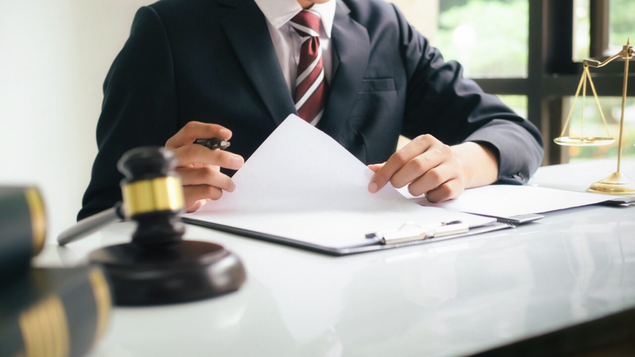 El juez electoral debe resolver la admisión de la demanda y la solicitud de suspensión provisional en el mismo auto.