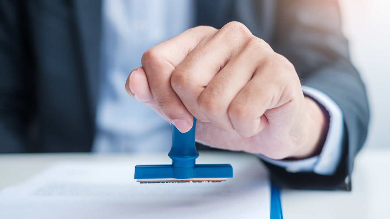 El medio de control de nulidad y restablecimiento del derecho es procedente cuando el acto de liquidación unilateral del contrato adquiere firmeza después de caducarse el medio de control de controversias contractuales.