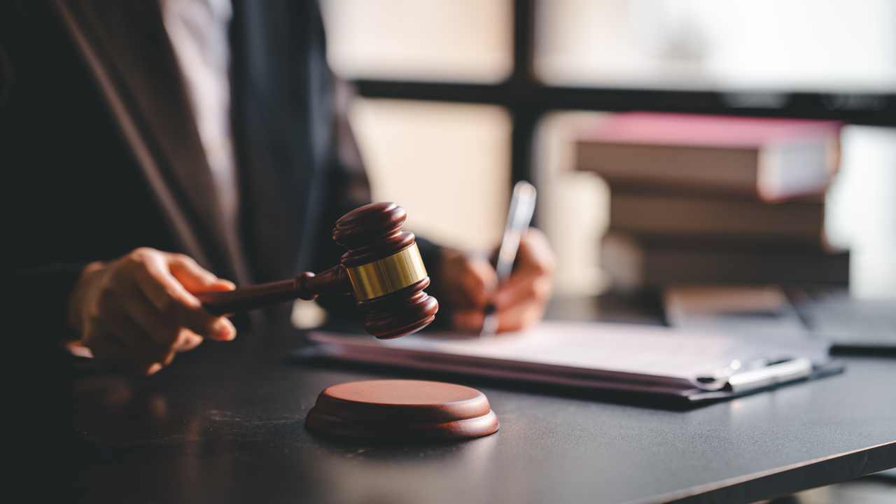 Corte Constitucional resolvió demanda de inconstitucionalidad en contra del artículo 9 de la Ley 797 de 2003, para ello redujo las semanas de cotización para la pensión de vejez de mujeres.