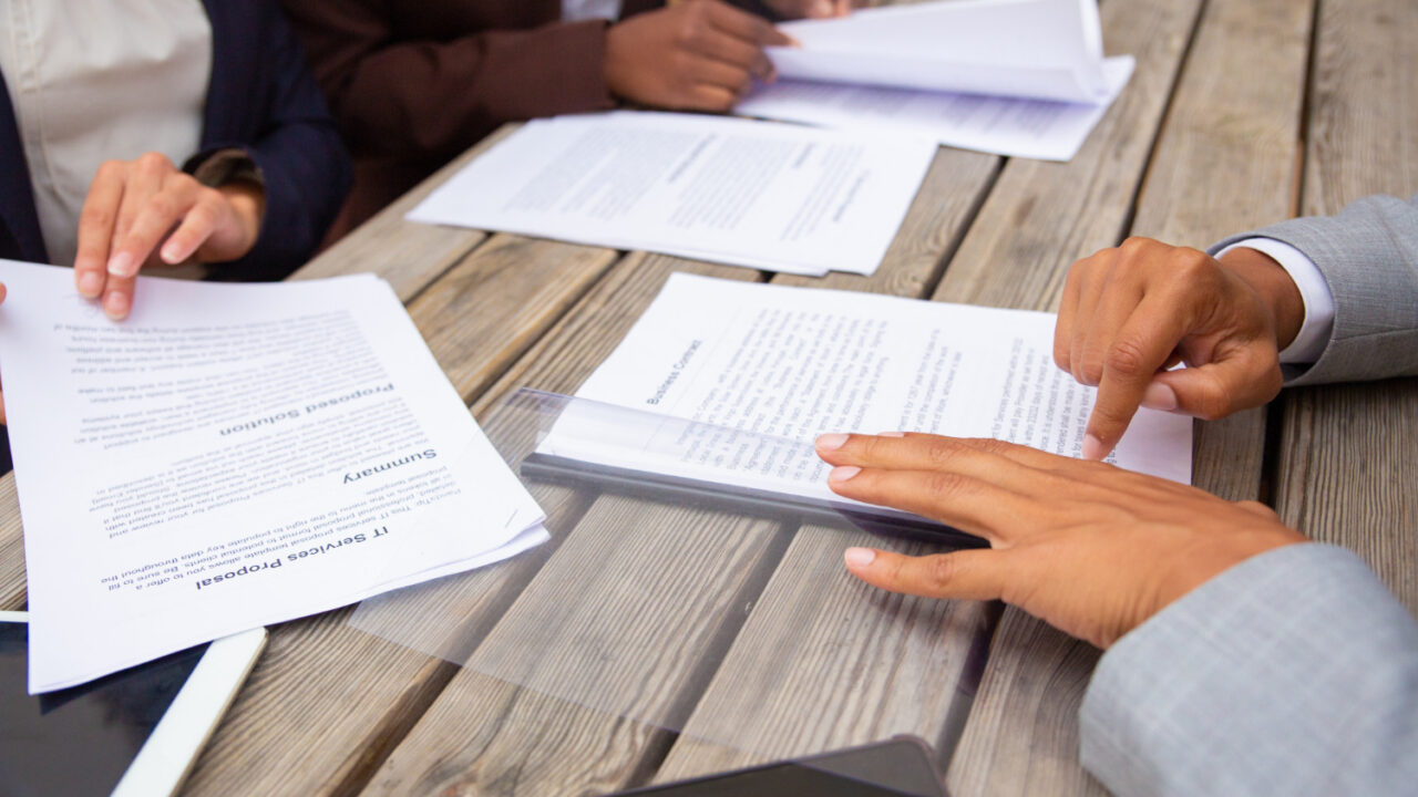 El término de caducidad de la acción contractual en contratos estatales exceptuados del EGCP, depende de lo pactado entre las partes, sin que pueda adicionarse el plazo de dos meses para la liquidación unilateral.