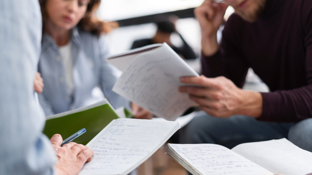 Improcedencia de decreto y práctica de dictamen pericial cuando versa sobre puntos de derecho.