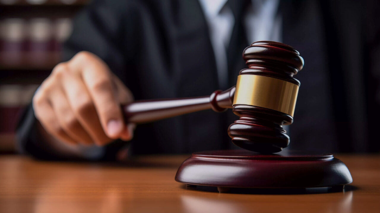 Reparación directa no es el medio adecuado para perseguir indemnización por daño causado con ocasión de una sanción disciplinaria.