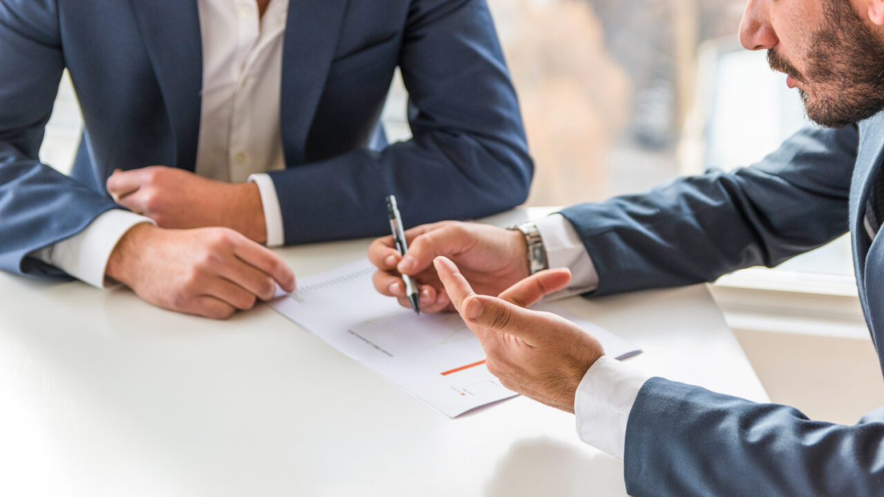 Salvamento parcial de voto manifiesta que impedir la participación en la audiencia de adjudicación, configura causal de nulidad por desconocimiento del derecho de audiencia y defensa.