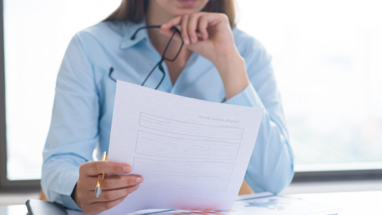 No es necesario demandar el acto administrativo de caducidad, cuando se pretende la nulidad del acto que ordena la liquidación unilateral del contrato.