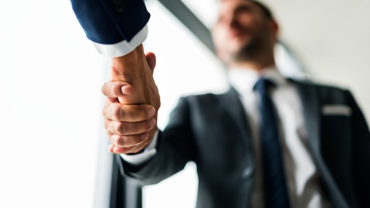 No es posible transferir experiencia en la escisión y liquidación de sociedades comerciales; sin embargo, tratándose de la fusión de estas, es posible.
