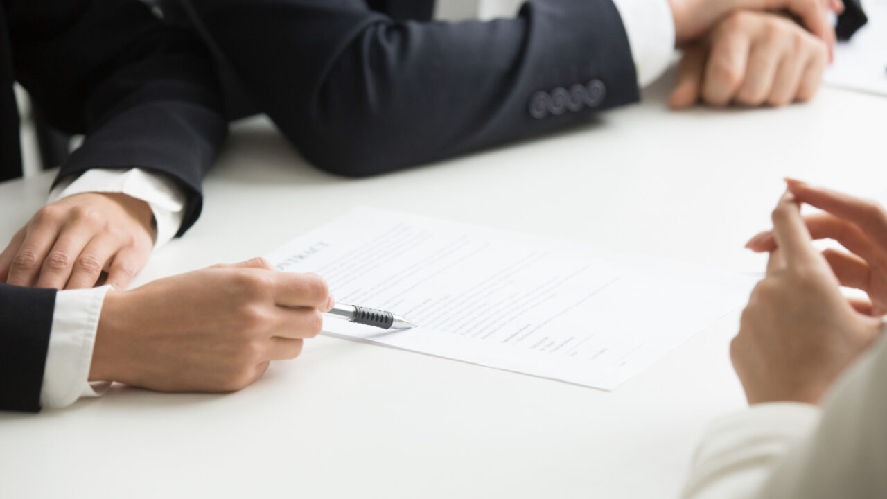Competencia de la jurisdicción ordinaria en procesos ejecutivos con títulos valores derivados de contratos estatales.
