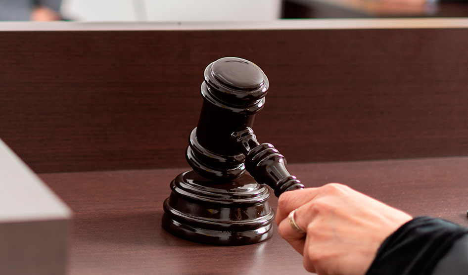 Corte inadmite casación por mezclar valoración probatoria con la vía de violación directa