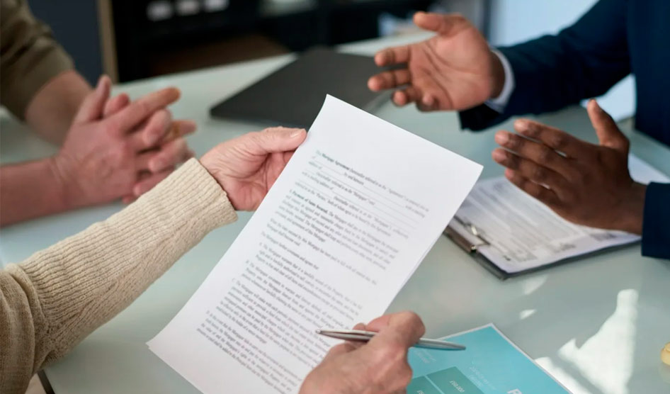 ¿Puede un servidor que participó en la estructuración de un proceso contractual ser designado como supervisor de los contratos derivados?